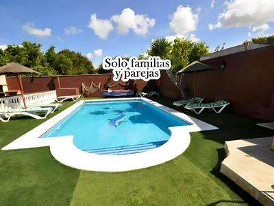 Chalet Familiar con Piscina y Jacuzzi Compartidos en Conil, cerca de la Playa - ES-180-84