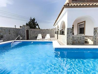 Chalet con piscina privada, cerca de la playa y equipado para 9 personas en Barbate, Cádiz - ES-180-229