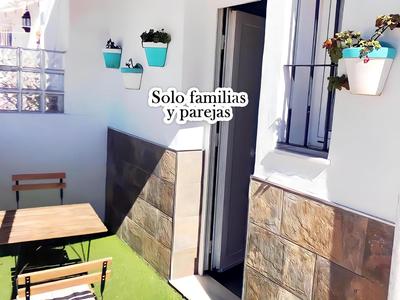 Estudio moderno con terraza en el centro de Conil, ideal para familias y parejas - ES-180-233