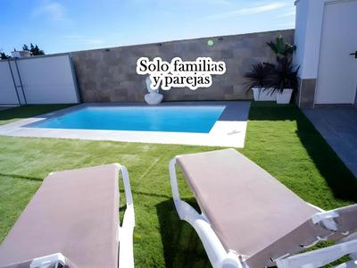 Chalet con Piscina Privada, Barbacoa y Garaje en Conil de la Frontera - ES-180-250
