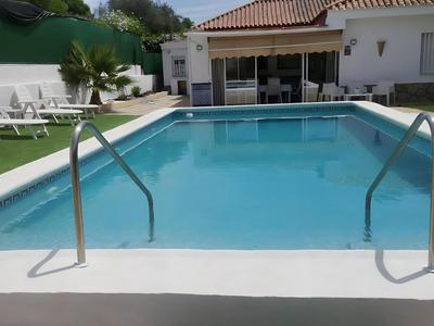 Villa con Piscina Privada, Jardín y Aparcamiento en Sevilla - ES-180-281