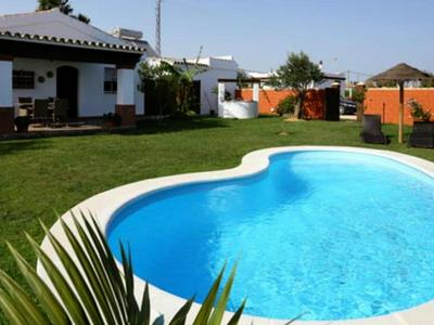 Casa Familiar con Piscina, Barbacoa y Jardín Cerca de la Playa en Conil de la Frontera - ES-180-299
