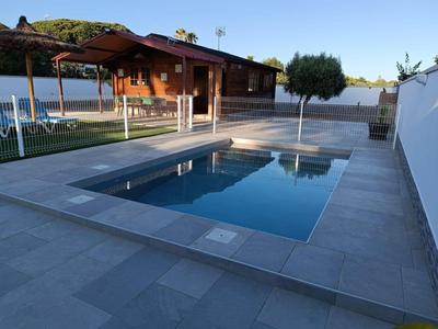 Encantadora Casa de Madera con Piscina Privada y Aire Acondicionado en Conil - ES-180-365
