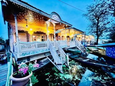 New Sea Palace Houseboats