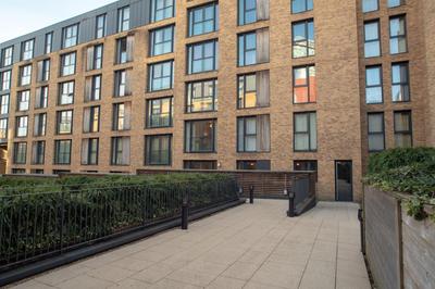 Two-Bedroom Luxury Apartment with Workspace, Free Parking & coffee