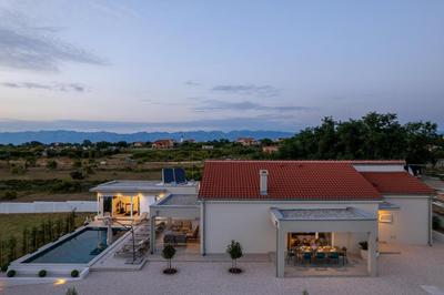 Crowonder Villa Petra with Swimming Pool and Gym