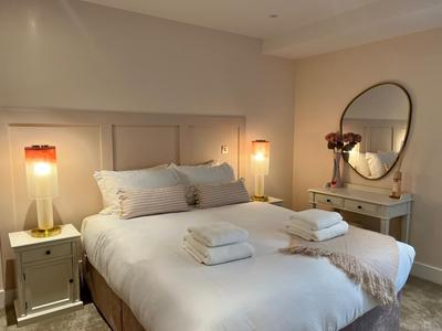 Lux, 2BD- 2 Ensuite, Steps from CityCentre,Next to Shambles, Xmas Market