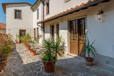 Characteristic flat in a borgo