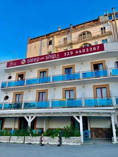 B&B Marina Sleep And Ship