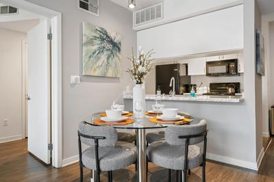 Le Reve , 5 min to the beach Luxury Condo