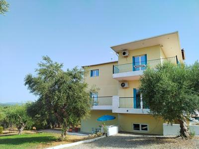 Peaceful Retreat in Olive Grove with Endless Views