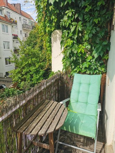 Nettes Schlafzimmer mit Gemeinschaftsbad in zentraler Lage