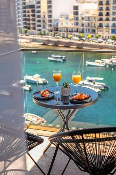Stylish seafront Spinola Apartment