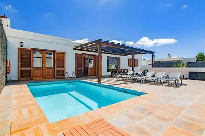 Villa Citrus - Playa Blanca, private heated pool, air conditioner