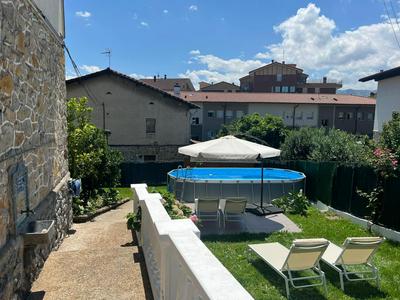 Chalet pareado con piscina en el centro de Gernika