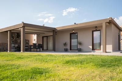 Majestic Manor with outdoor Jacuzzi by 8essentially