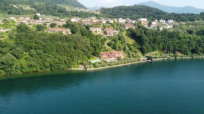 Open space fronte lago