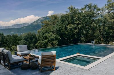 Three bedroom villa with infinity pool&hot tub