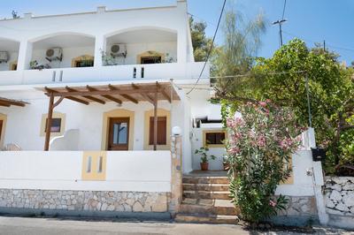 Akrogiali Rooms and Studios
