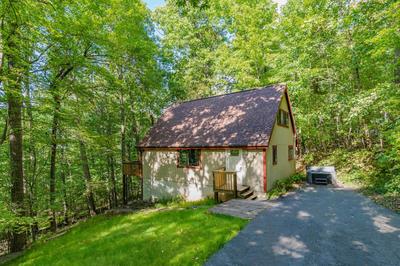 Forest 2BR chalet w hot tub & backyard main