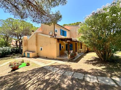 Blue shutters by the beach, Access to private beach
