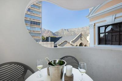 City & Table Mountain Views Near The V&A