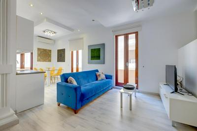Stylish 2BR Apart, Steps Away from the Beach