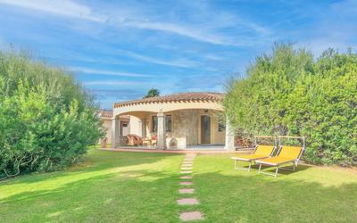 Villas with air conditioning and private outdoor area just 400 meters from the beach