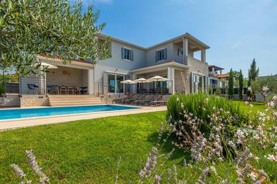 Beautiful Villa Regina with view in Visnjan