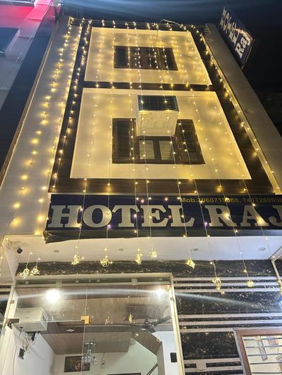 FAMILY HOTEL - RAJ near railway station