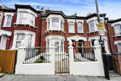 Your Chic 3BR Home Comfort and Style in London