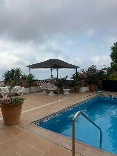 Villa with swimming pool and nature
