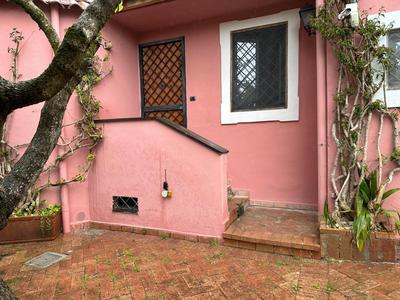 Camera con bagno in villa e piscina in comune