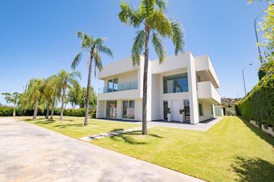 Luxury 3 bed Villa with Pool & Jacuzzi