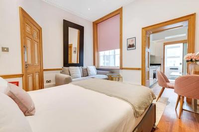 London studio mins walk to Marble Arch station and Hyde Park