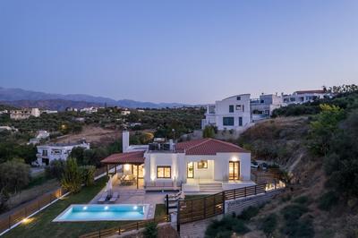 Villa Wisdom - Elegant & Homely with Pool, Galatas