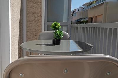 Phaedrus Living Piraeus Abstract Flat