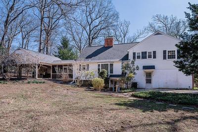 Clean & Spacious Charming Farmhouse