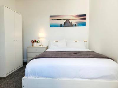 Modern, Pristine & Well-appointed 1 Bed Flat in City Centre - Free Parking