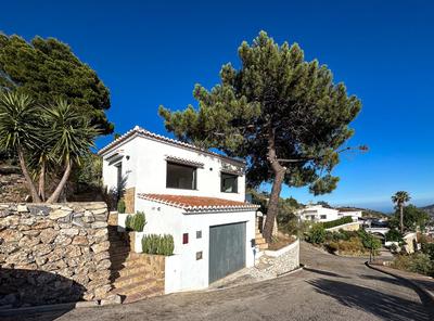 2 Bed Villa - Sleeps 4 - Hot Tub - Parking