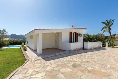Villa Angelina con piscina e giardino privato a pochi passi dalla Spiaggia di Campus