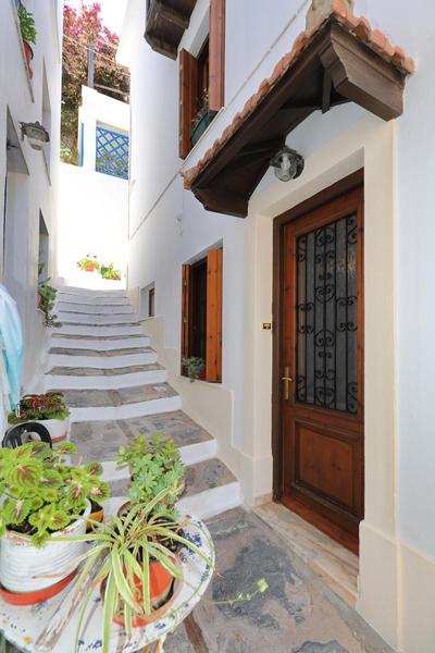 To spiti ths Magdalinis in Skopelos Town