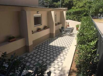 Temple L Apartments 3 - private parking spot