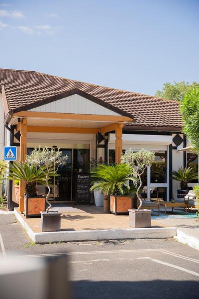 Kyriad Nîmes Ouest - Sortie Autoroute Nîmes Ouest A9 A54 - Parking gratuit - Terrasse - Jardin - Plateau repas - Petit déjeuner dès 5h30 - Animaux bienvenu
