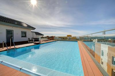 Central but quiet, pool and WIFI - fibre