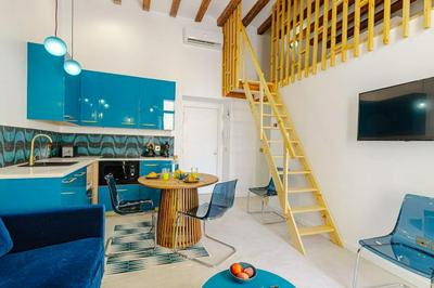 Spacious and luxurious mezzanine apartment in historic center