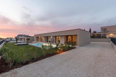 Villa Daleo with heated pool and jacuzzi near Porec