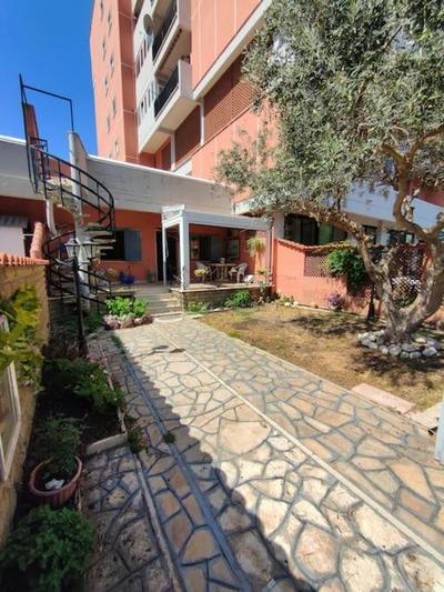 Casa con giardino e barbecue