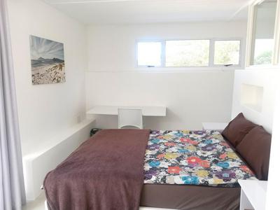2 bedroom cottage walking distance to beaches
