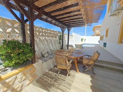 Dúplex mediterráneo con piscina y cenador